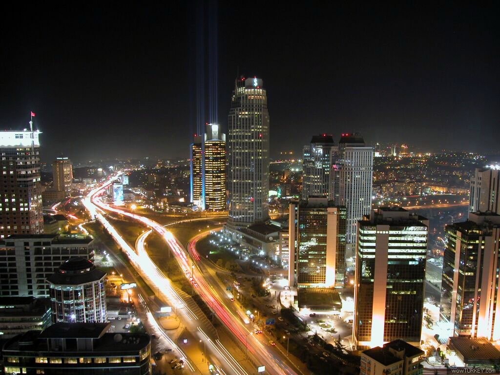 Vista notturna sui grattacieli di Istanbul