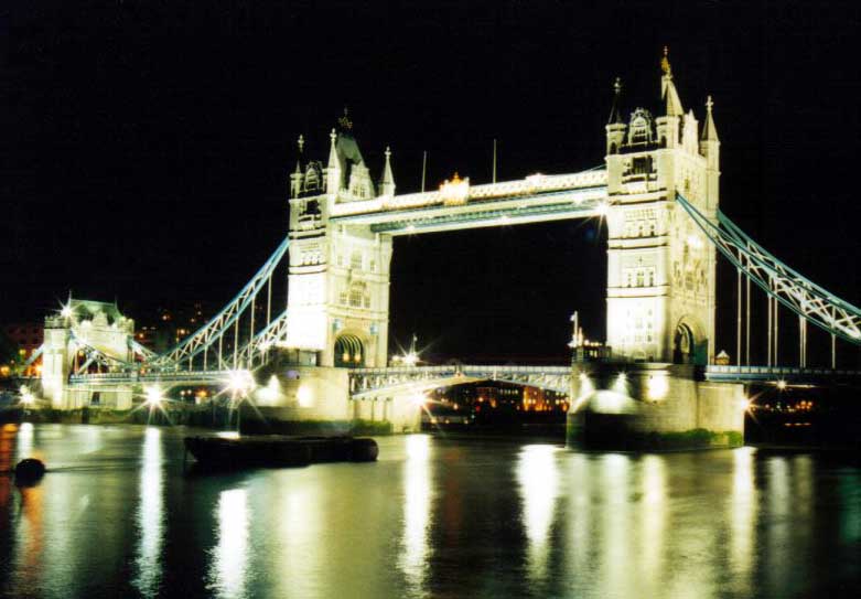 Tower Bridge di notte